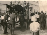 Posljednji ispraćaj kreće ispred Stare bolnice u Petrinji, svećenik Mihael Razum, vrijeme NDH (pokojnik Izvor Pećnik se bio utopio)